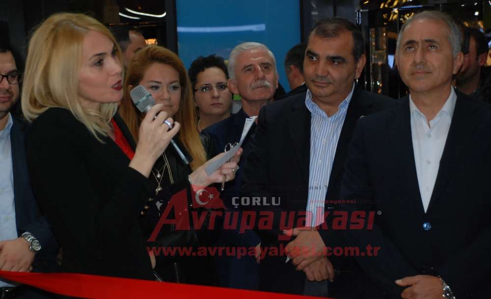 Ressam Seyhan Umay Yıldırım İlk Kişisel Sergisini Açtı