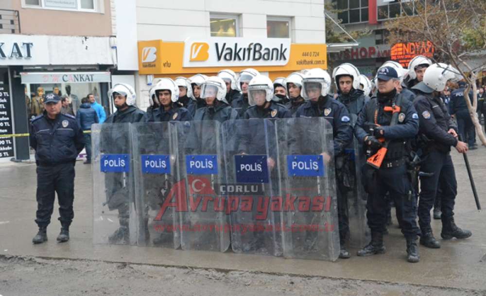 İzinsiz Basın Açıklaması Yapmak İsteyen Gruba Polis Müdahalesi 22 Gözaltı