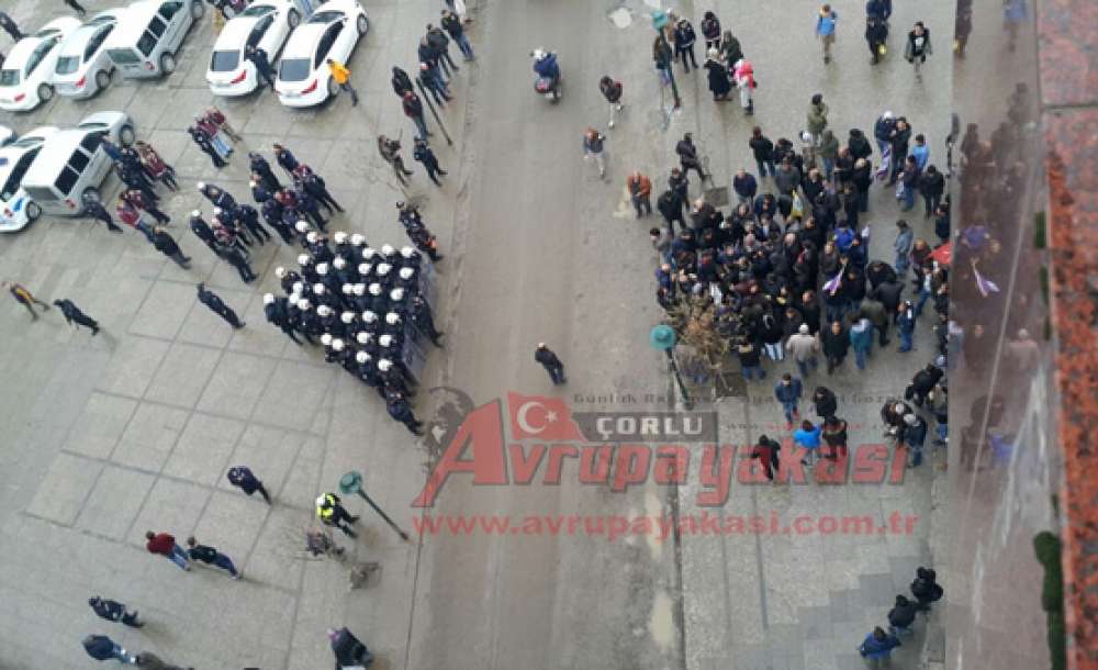 İzinsiz Basın Açıklaması Yapmak İsteyen Gruba Polis Müdahalesi 22 Gözaltı