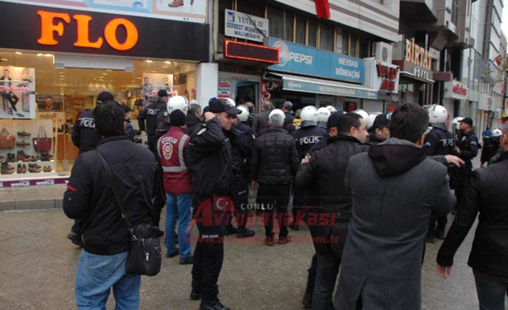 İzinsiz Basın Açıklaması Yapmak İsteyen Gruba Polis Müdahalesi 22 Gözaltı