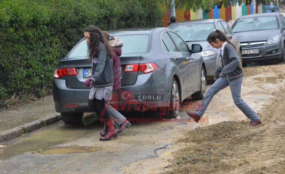 Öğrencilerin Çamur İsyanı