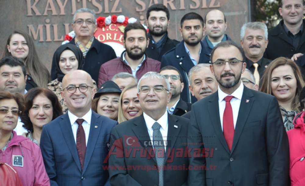 Ak Parti Ve Chp Yöneticileri Atatürk Anıtında Fotoğraf Çektirdi   