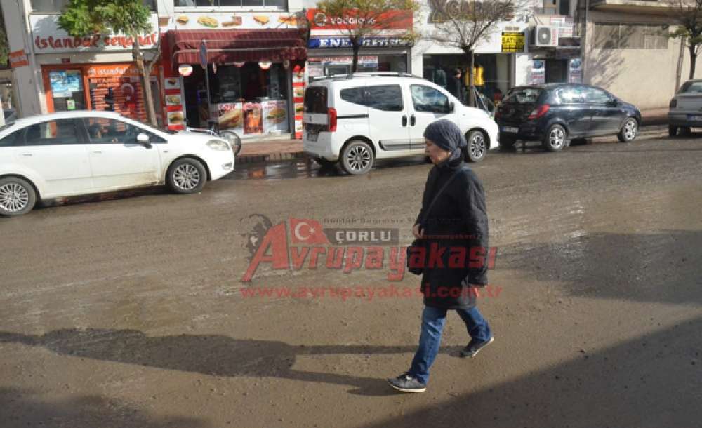 Kumyol'du Çamur Yol Oldu
