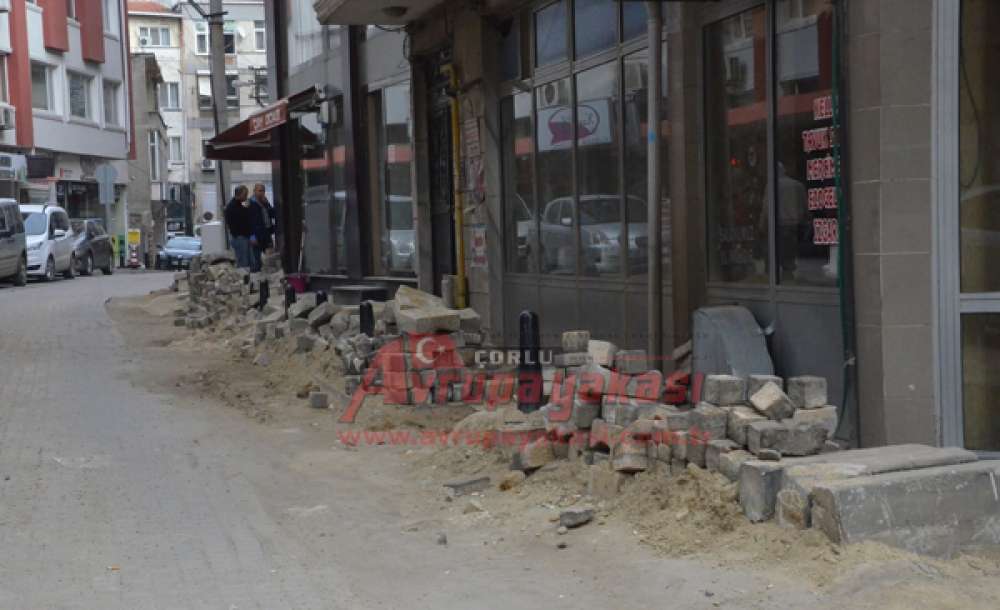Kumyol Caddesi'nde Altyapı Çalışmaları Sürüyor