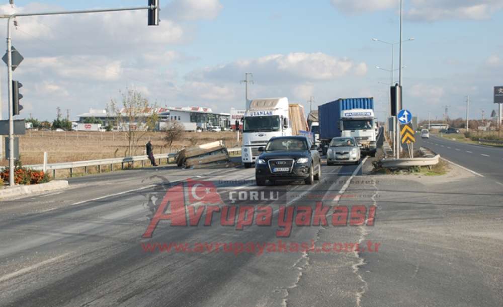 Devrilen Yük Nedeniyle Ulaşım Aksadı