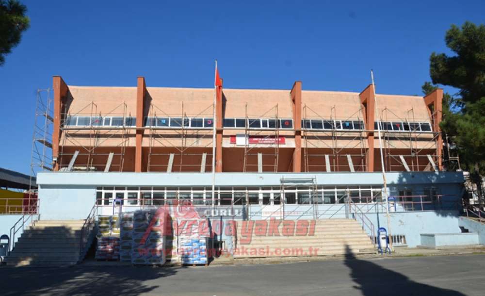 Çorlu Spor Salonu'nda Tadilat Çalışmaları Sürüyor   