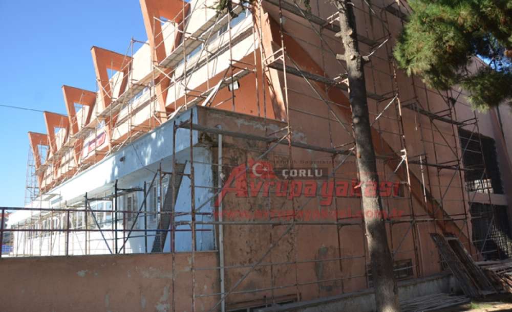 Çorlu Spor Salonu'nda Tadilat Çalışmaları Sürüyor