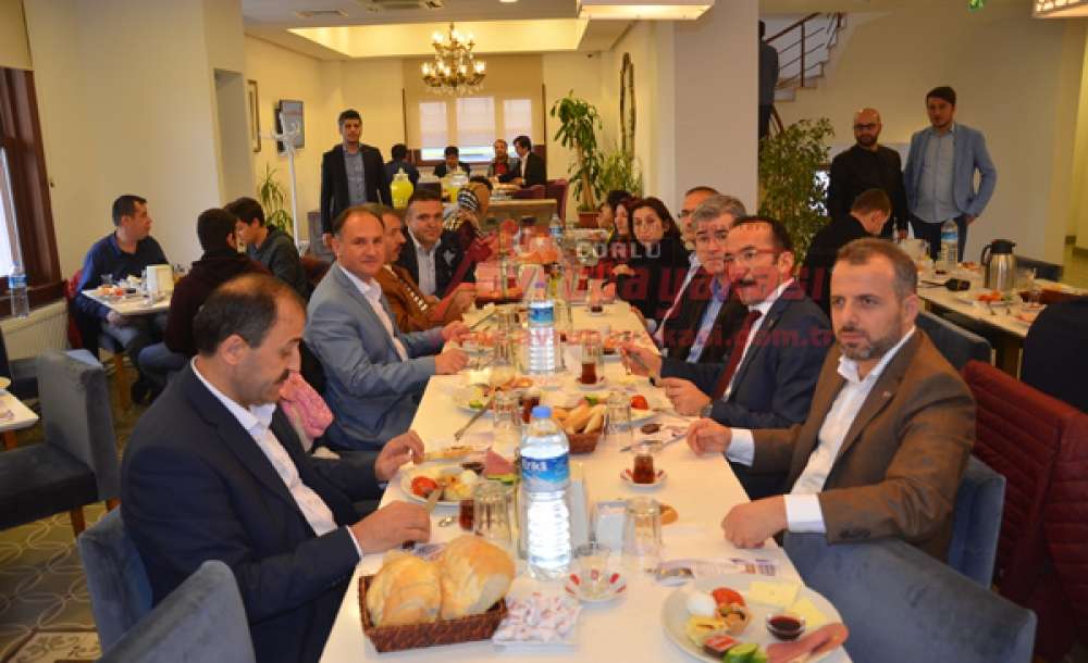 Sağlık Sen Üyesi Sağlıkçılar Kahvaltıda Buluştu