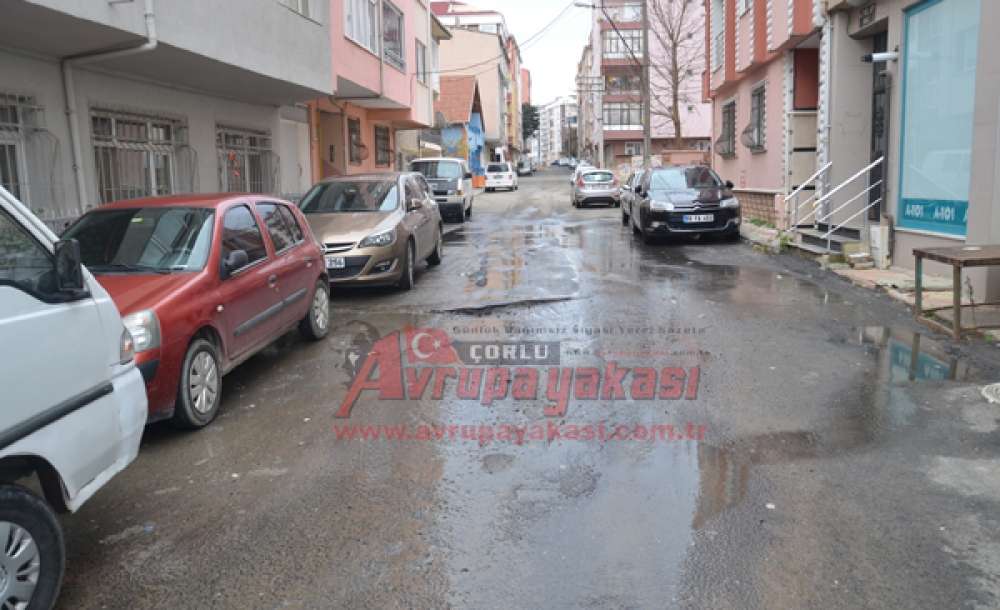 Sular Akıyor Teski Bakıyor