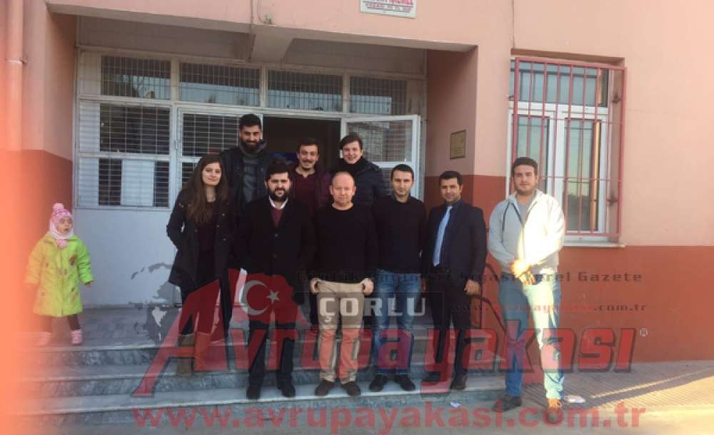 Chp'li Gençler Sergiden Elde Ettikleri Gelirle Öğrencilere Kıyafet Aldı   