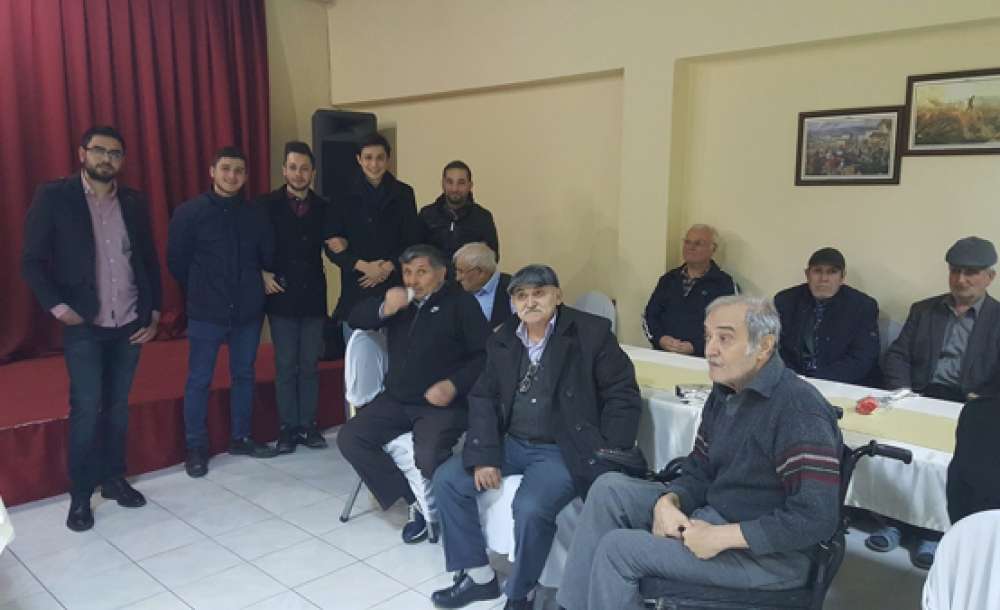  Ak Partili Gençlerden Huzurevine Ziyaret