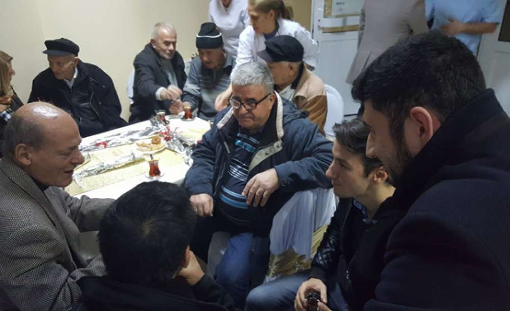  Ak Partili Gençlerden Huzurevine Ziyaret