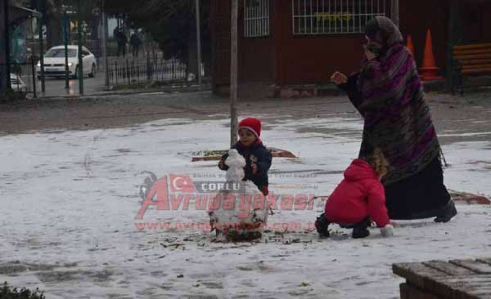 Çorlu'da Soğuk Hava Ve Kar Devam Ediyor