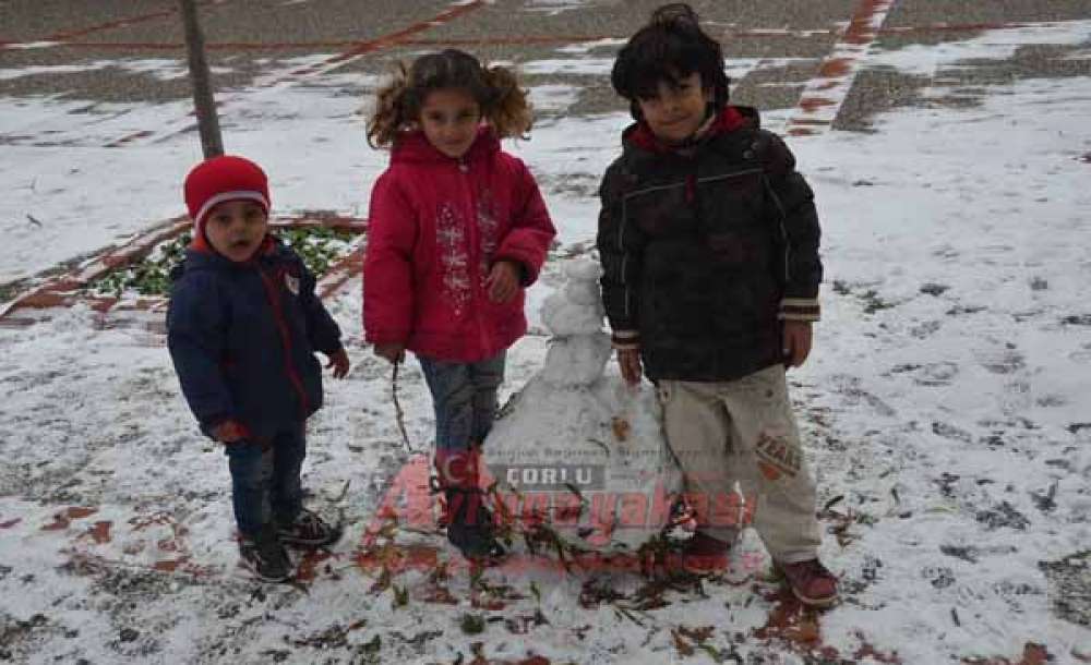 Çorlu'da Soğuk Hava Ve Kar Devam Ediyor