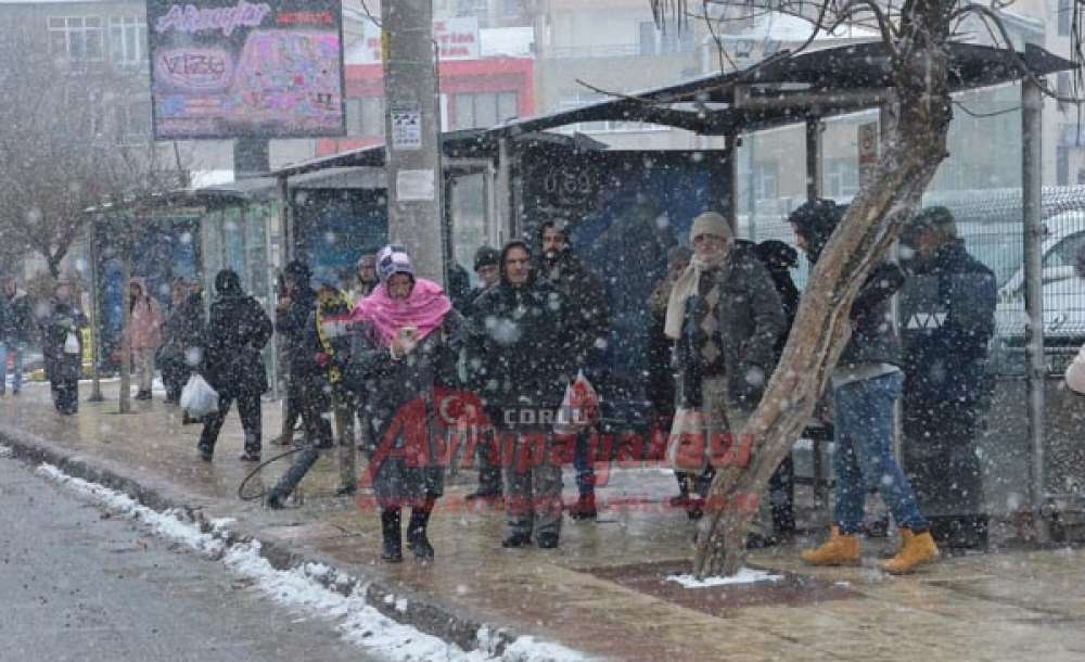 Kar Esareti Sürüyor