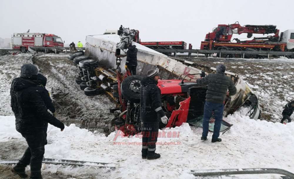 Buzlu Yolda Kontrolden Çıkan Tir Su Kanalına Devrildi Sürücü Öldü