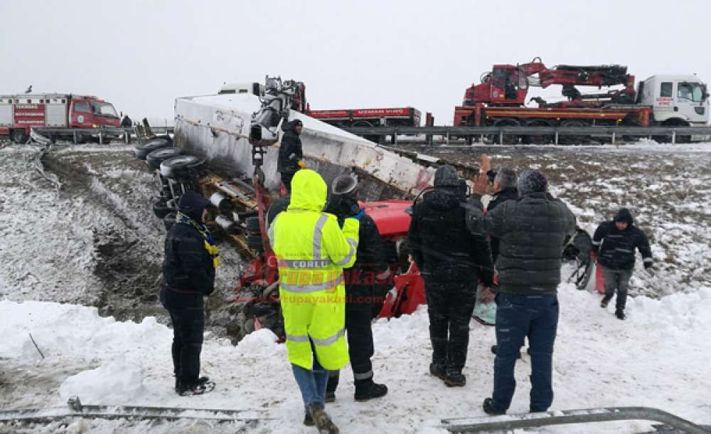 Buzlu Yolda Kontrolden Çıkan Tir Su Kanalına Devrildi Sürücü Öldü