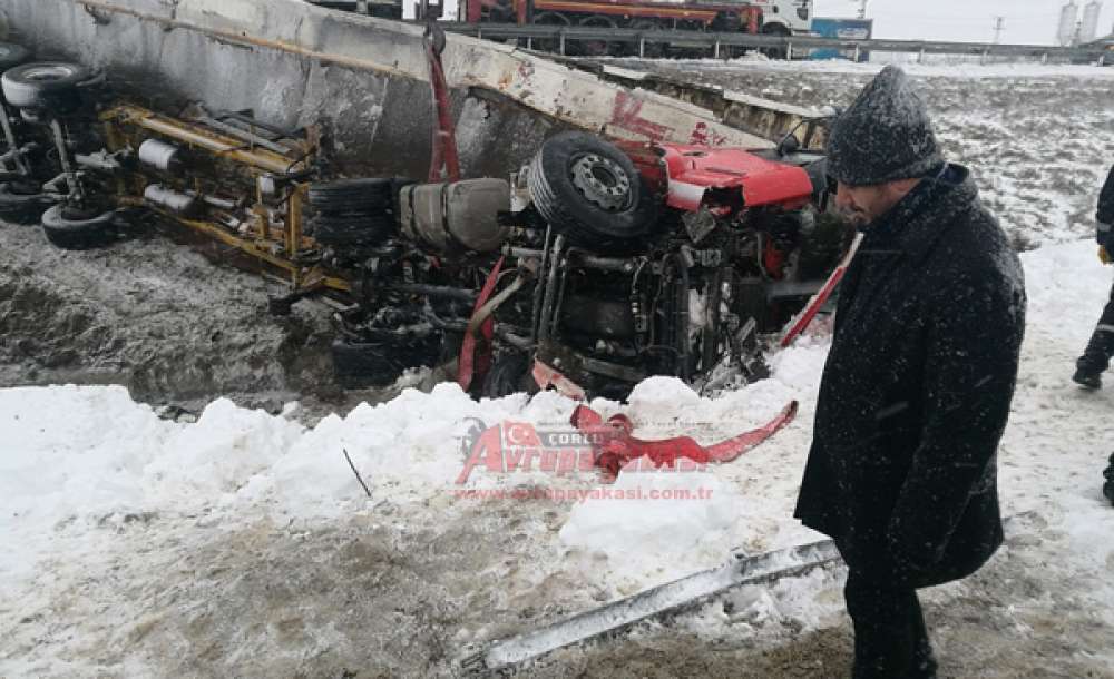 Buzlu Yolda Kontrolden Çıkan Tir Su Kanalına Devrildi Sürücü Öldü