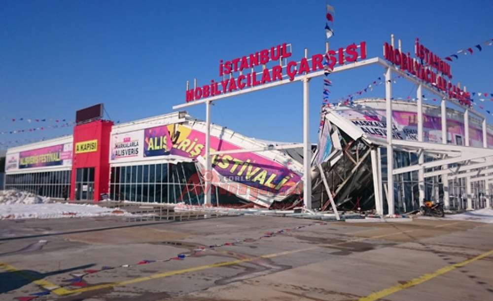 Kar Yığınına Dayanamayan Avm'nin Çatısı Çöktü   