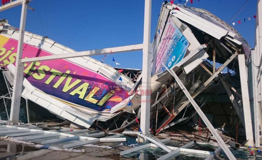 Kar Yığınına Dayanamayan Avm'nin Çatısı Çöktü