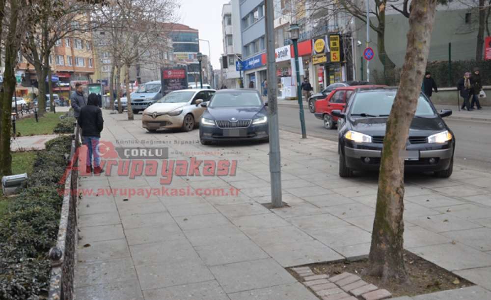 Kaldırımlar Park Yeri Oldu