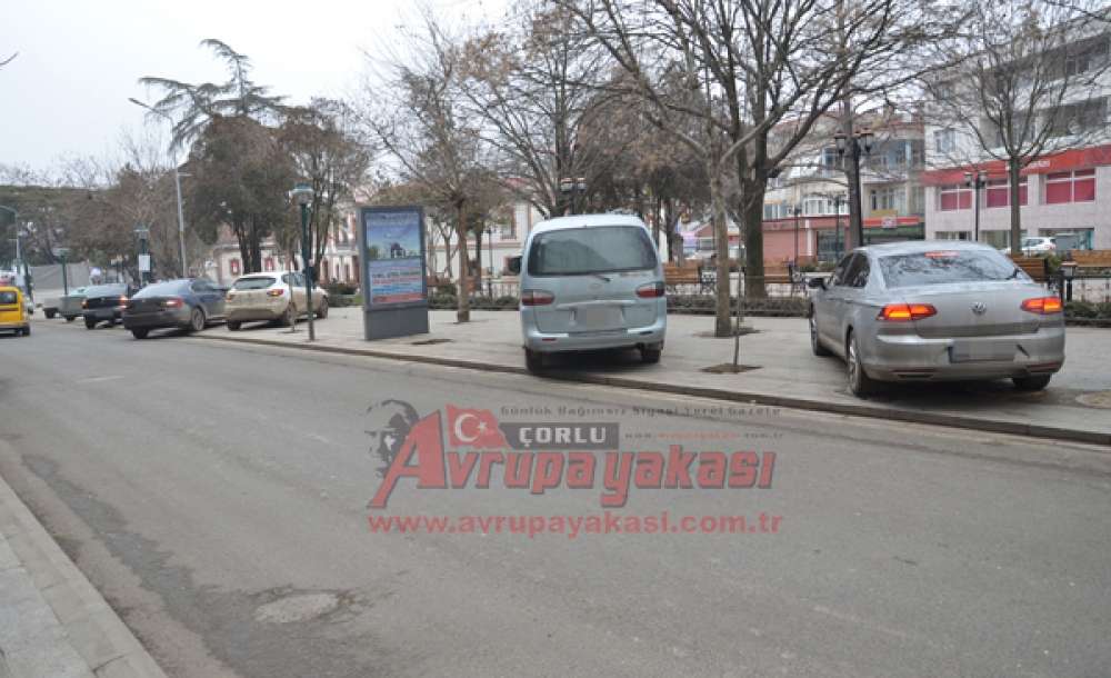 Kaldırımlar Park Yeri Oldu