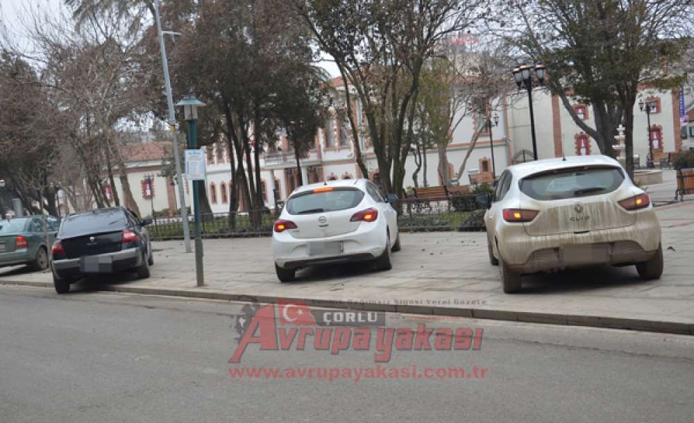 Kaldırımlar Park Yeri Oldu