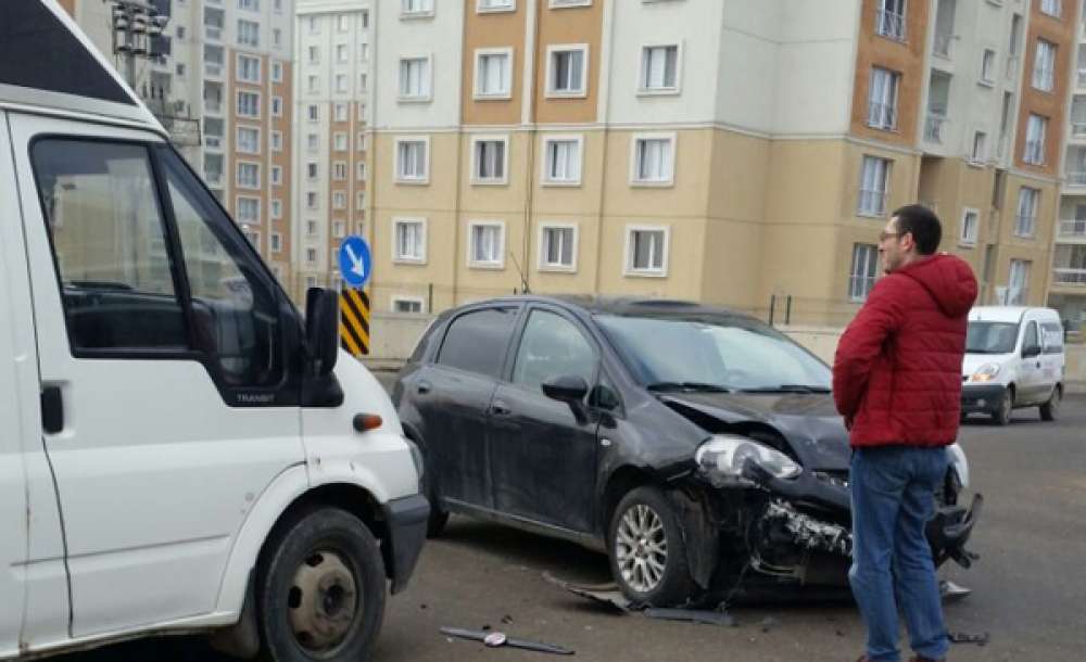 Araçlar Çarpıştı Kaldırımdaki Yaya Yaralandı
