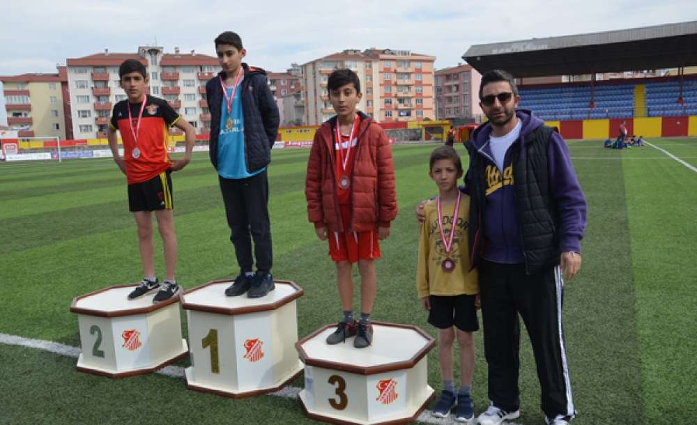 Küçük Atletler Madalya İçin Yarıştı