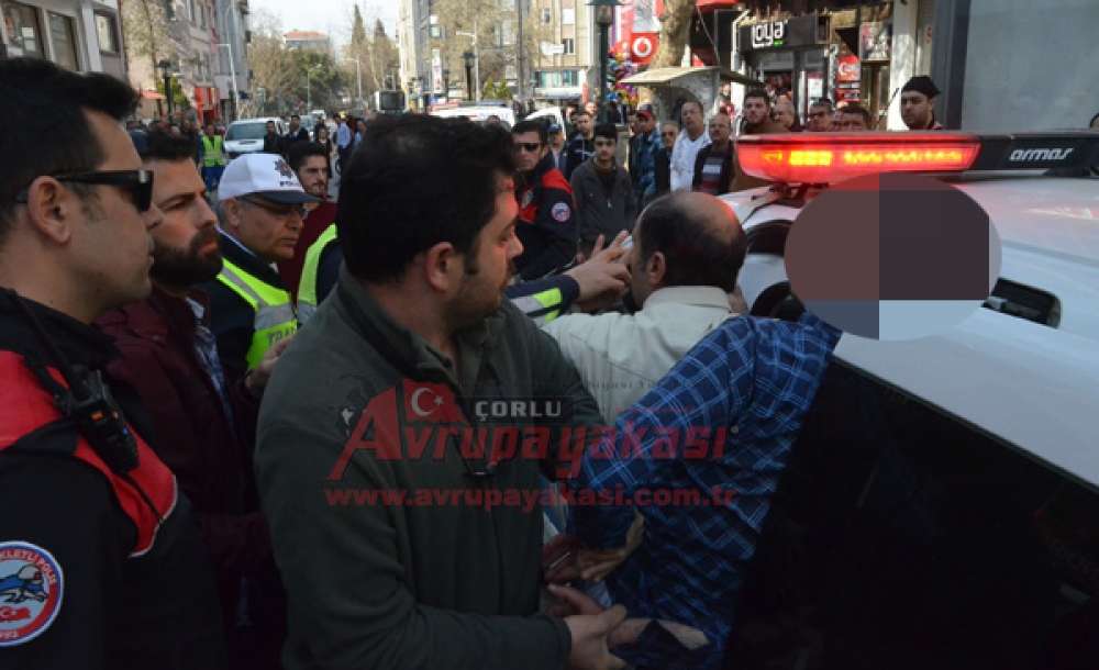 Çorlu'da Bıçaklı Kavga 1'i Ağır 2 Yaralı