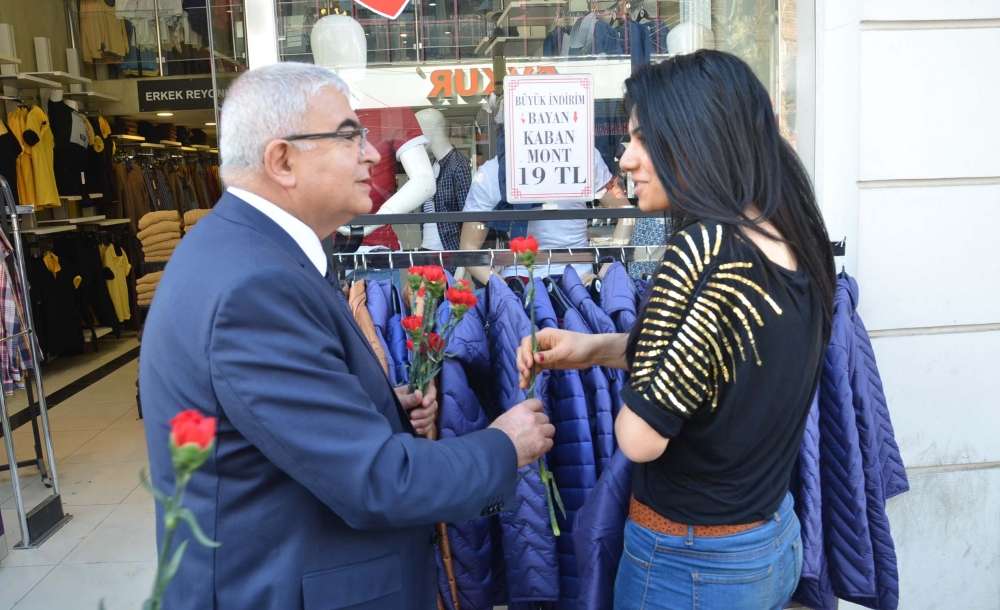 Başkan Baysan'dan Kadınlara Karanfil