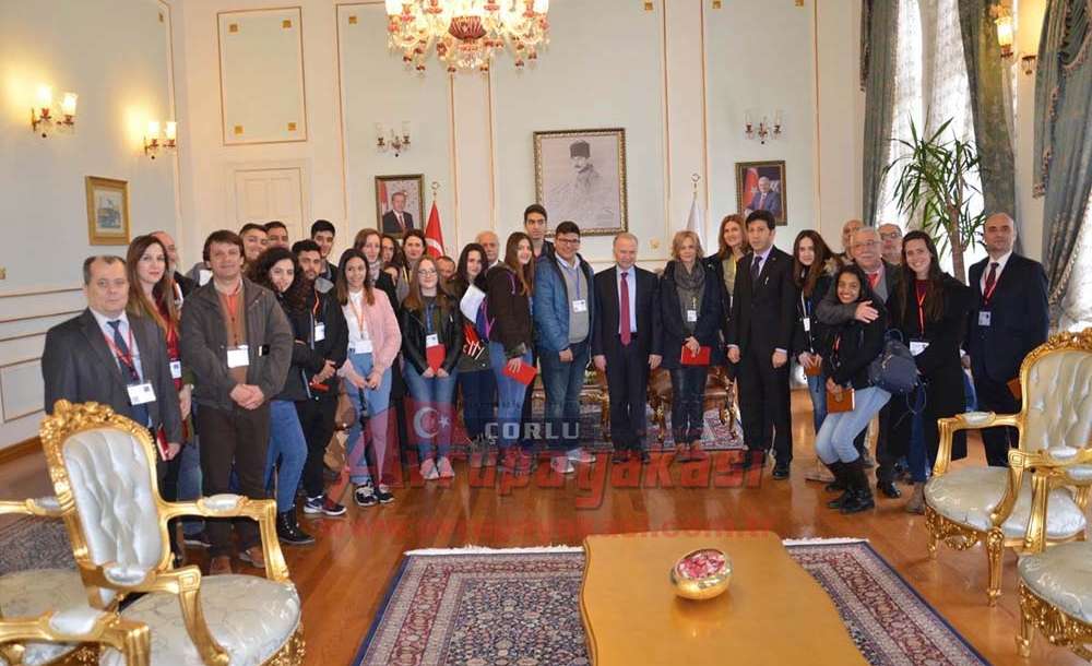 Misafir Öğrenciler Vali Mehmet Ceylan'ı Makamında Ziyaret Etti