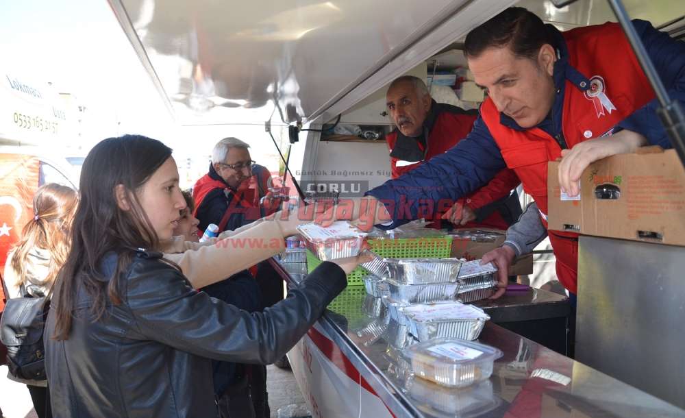 Kızılay Ve Muhtarlar Derneğinden Pilav, Ayran Ve Helva İkramı