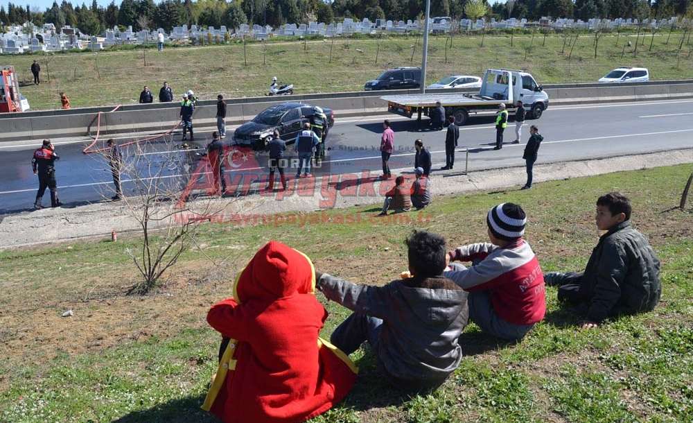 4 Araç Bir Birine Girdi Araçlardan Biri Yandı