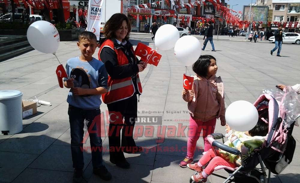 Kızılay Çorlu Şubesi'nden Çocuklara, Türk Bayrağı Ve Balon