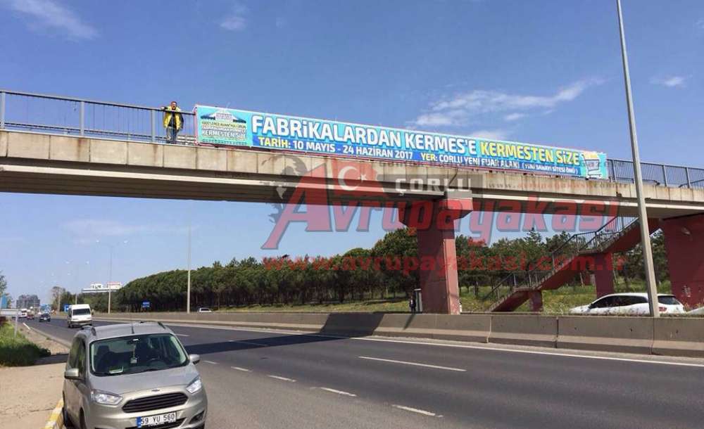 Kermes Afişleri Üst Geçitlerde