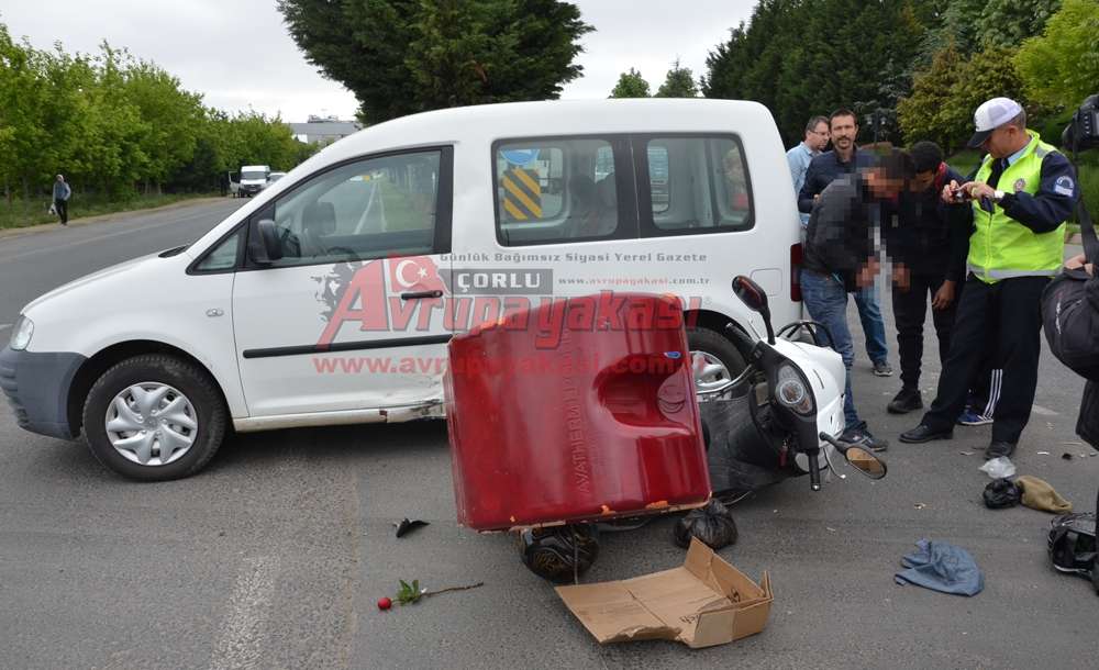 Motosiklet Hafif Ticari Araca Çarptı 1 Yaralı