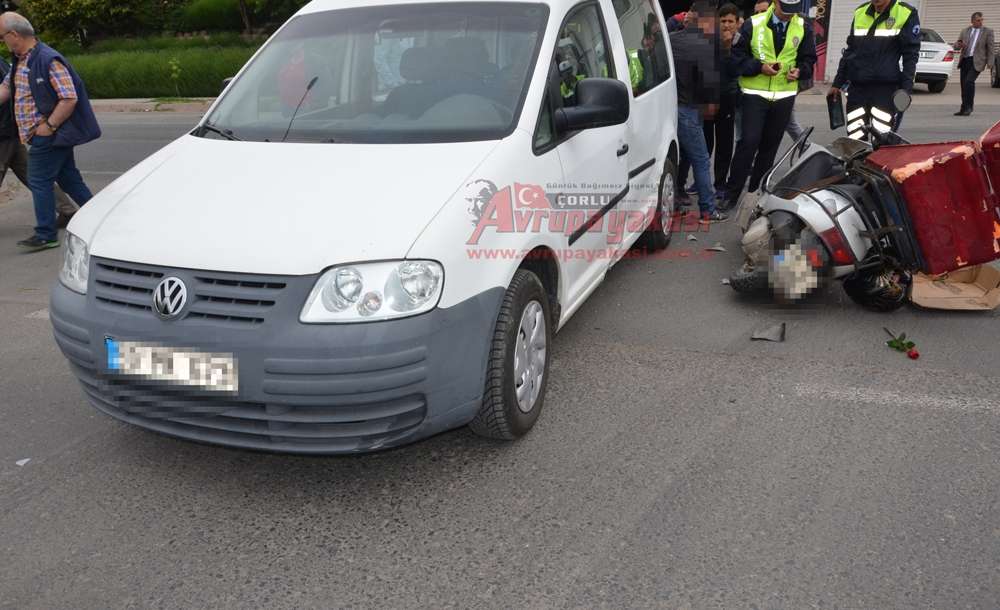 Motosiklet Hafif Ticari Araca Çarptı 1 Yaralı