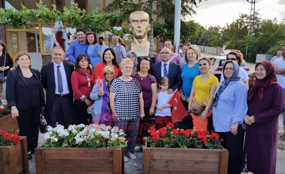 Vatandaş Mahallesine Atatürk Büstü Yaptırdı