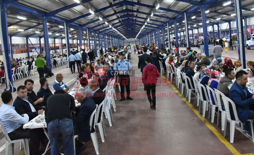 Çorlu Belediyesi'nden Kapalı Pazar Yerinde İftar