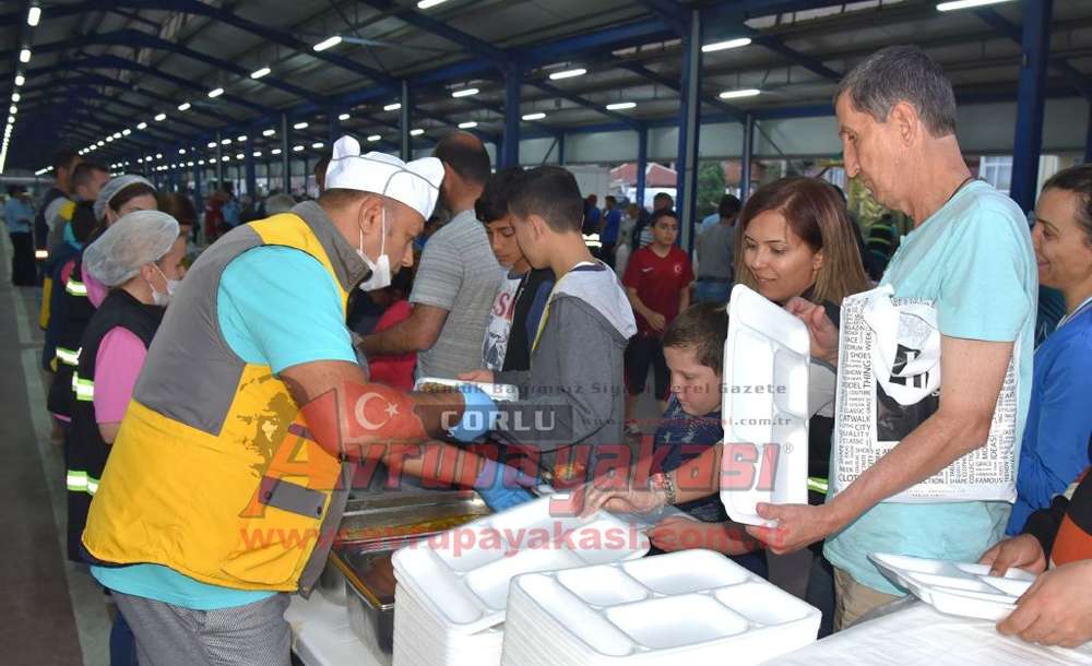 Çorlu Belediyesi'nden Kapalı Pazar Yerinde İftar
