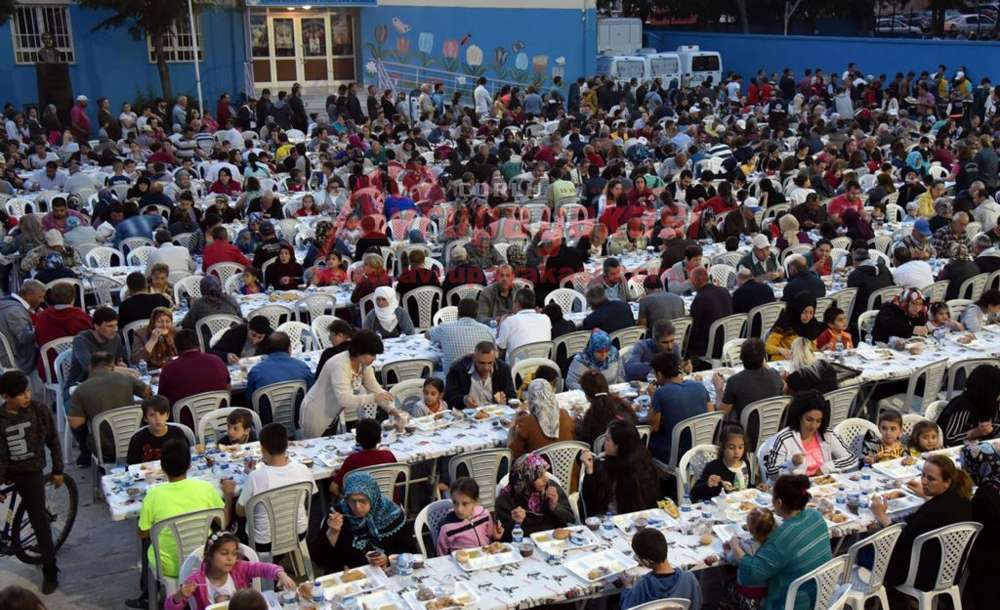 Çorlu Belediyesi'nin Mahalle İftarları Devam Ediyor