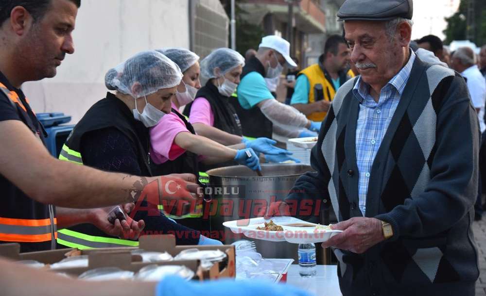 Çorlu Belediyesi'nin Mahalle İftarları Devam Ediyor