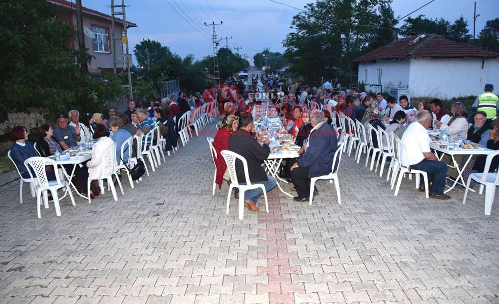 Çorlu Belediyesi'nin Mahalle İftarları Devam Ediyor