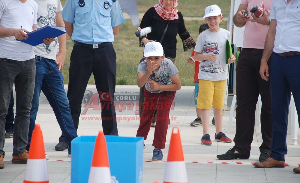 Çorlu'da Atık Cep Telefonu Fırlatma Yarışması Yapıldı