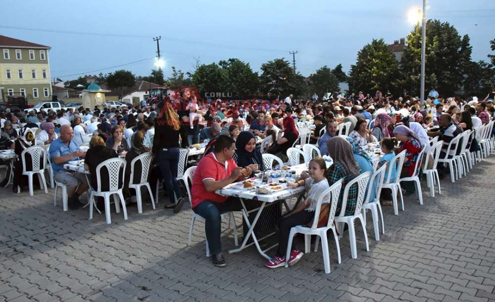 Çorlu Belediyesi'nin İftar Yemekleri Sürüyor