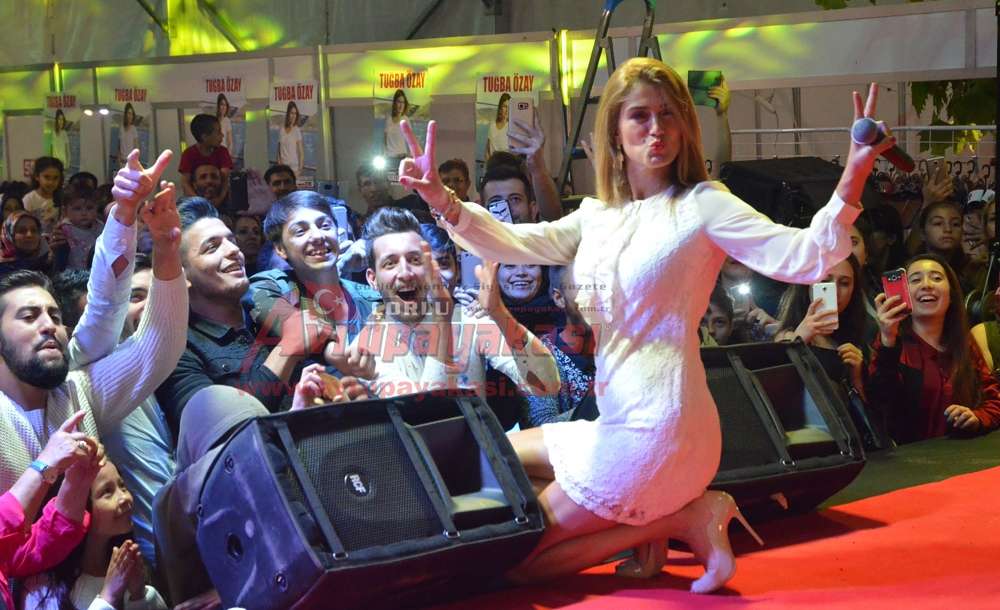 Tuğba Özay Büyük Çorlu Eğitim Kermesi'nde Sahne Aldı