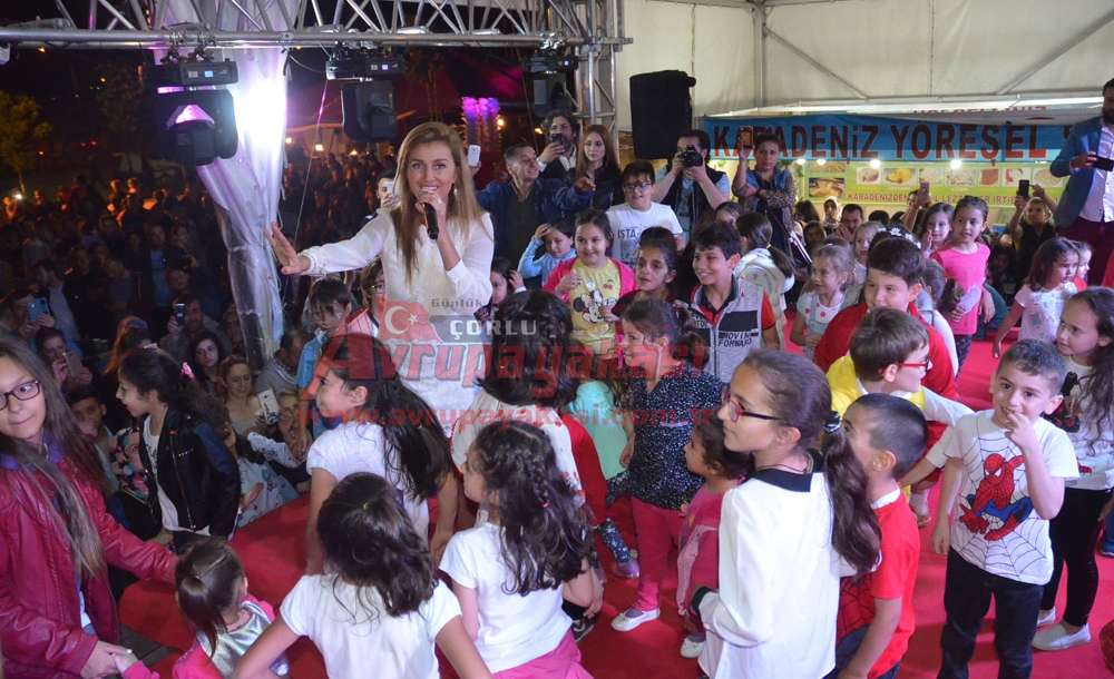 Tuğba Özay Büyük Çorlu Eğitim Kermesi'nde Sahne Aldı
