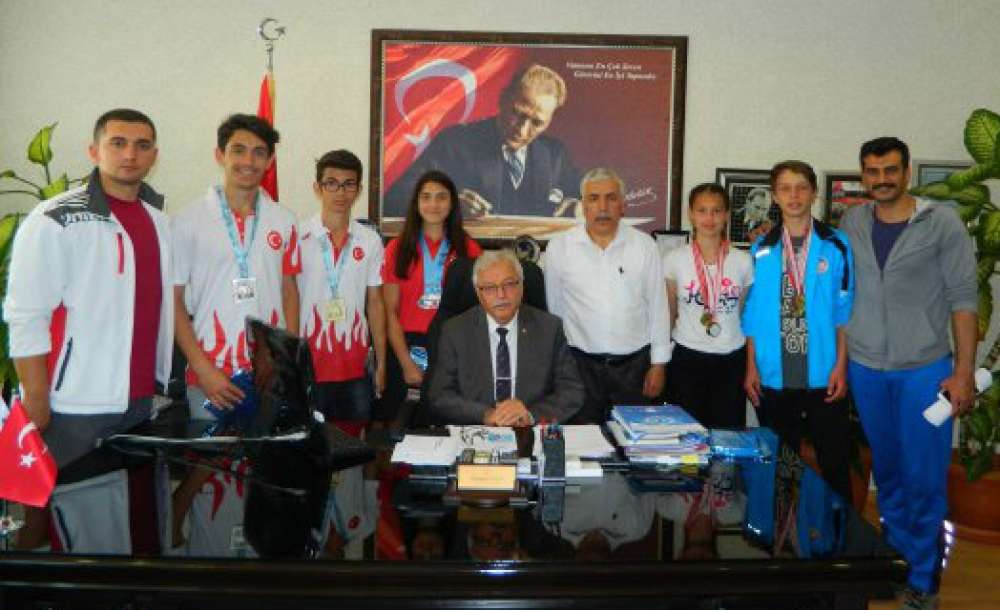Başarılı Atletlerden Müdür Güçlü'ye Ziyaret