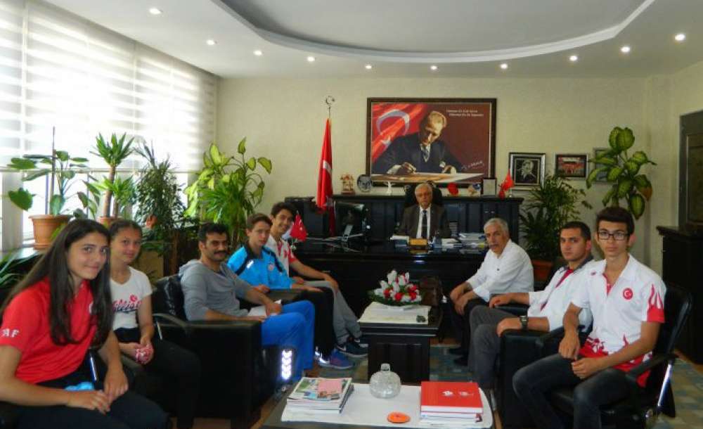Başarılı Atletlerden Müdür Güçlü'ye Ziyaret